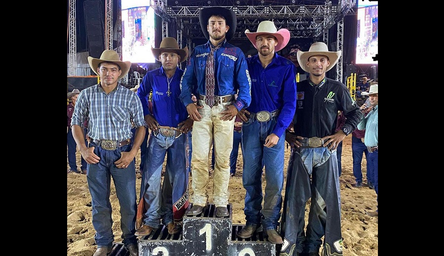 Vídeo: peão de Camapuã é campeão de rodeio em SP e fatura R$ 10