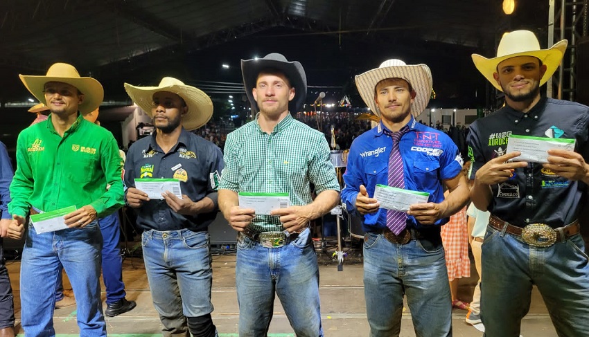 Vídeo: peão de Camapuã é campeão de rodeio em SP e fatura R$ 10