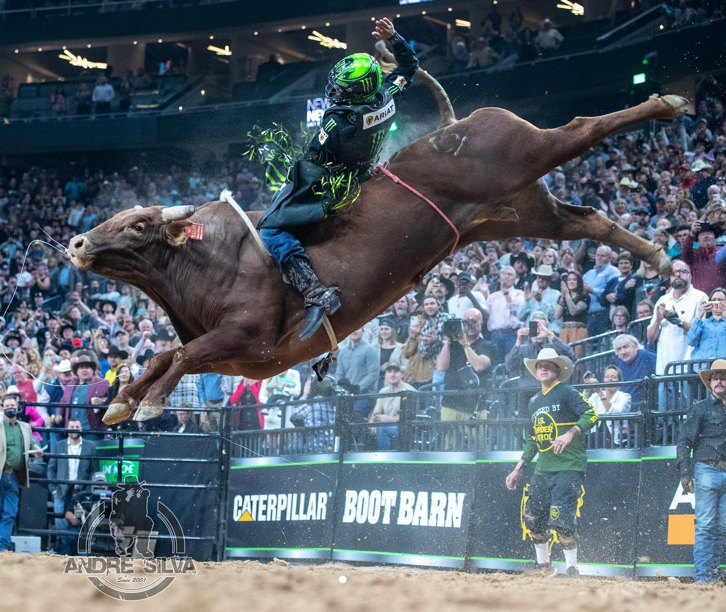 Vídeo: peão de Camapuã é campeão de rodeio em SP e fatura R$ 10