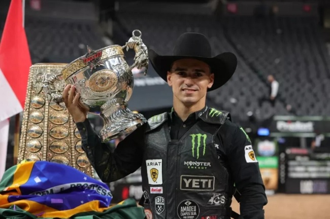 Vídeo: peão de Camapuã é campeão de rodeio em SP e fatura R$ 10